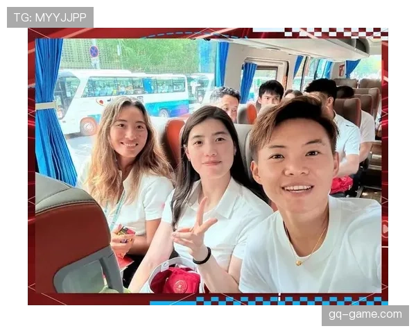 张雨霏泳池里像战士，下了飞机像女主，刷她私服图我一下穷感上头