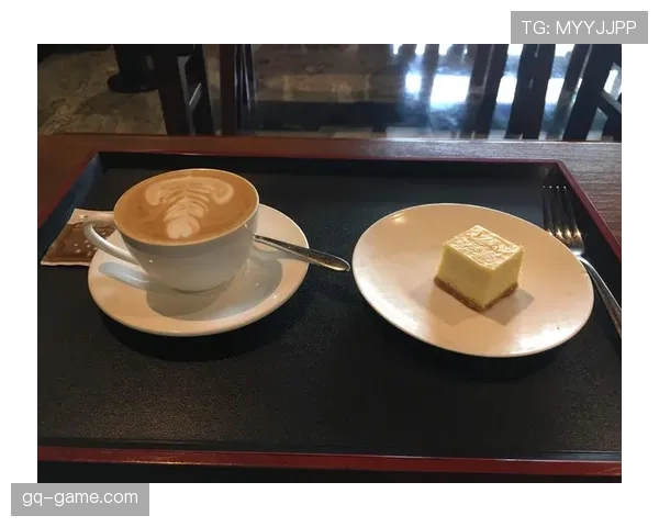 陈艺文随手一杯咖啡都像高定，刷她主页像翻富豪相册，我这月光族情何以堪